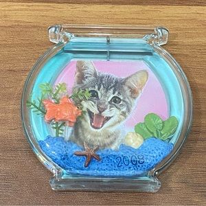2008 HALLMARK Keepsake The Curious Kitty Fridge Magnet Photo Holder Ornament